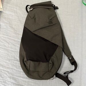 NORTH FACE  roomy sling pack, Grey with black,